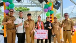 Bupati Tanggamus Serahkan Tali Asih ke Sevi Nurul Aini Peraih Medali Perunggu SEA Games Thailand