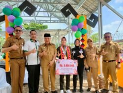 Bupati Tanggamus Serahkan Tali Asih ke Sevi Nurul Aini Peraih Medali Perunggu SEA Games Thailand